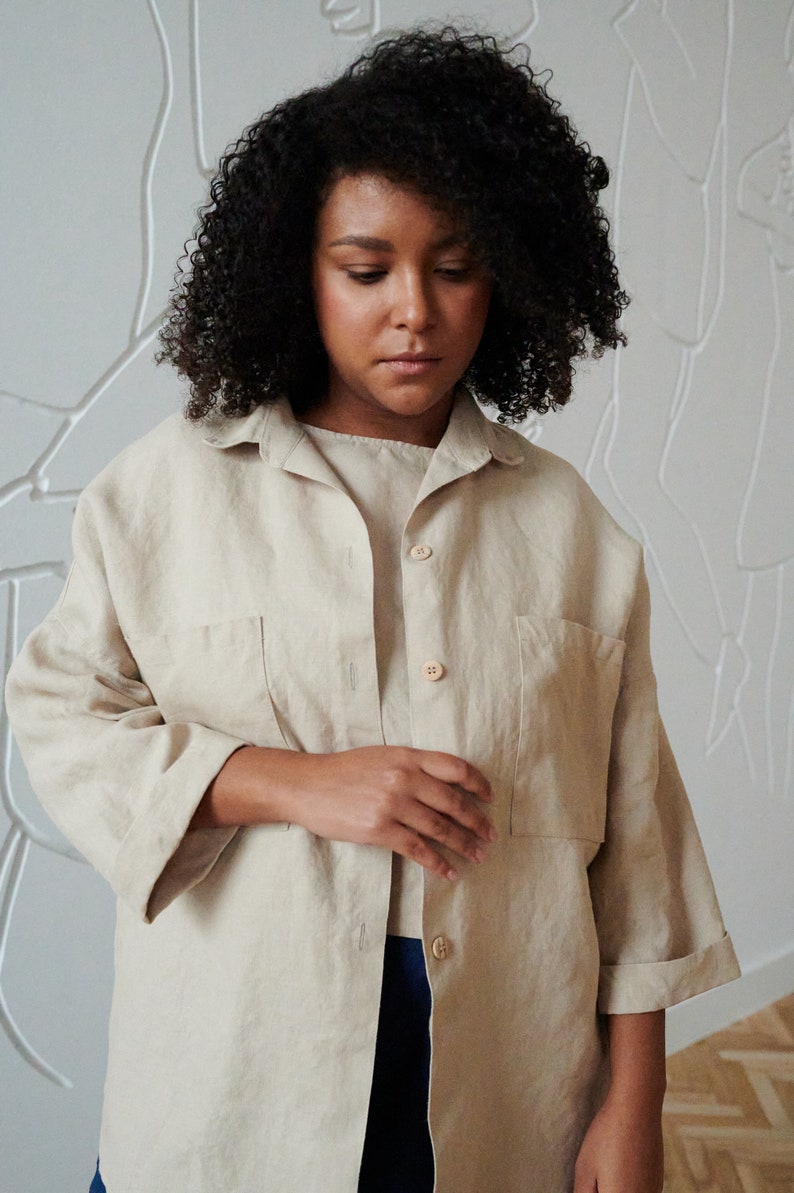 Naturfarbene, locker geschnittene Leinenjacke mit Kragen und Taschen