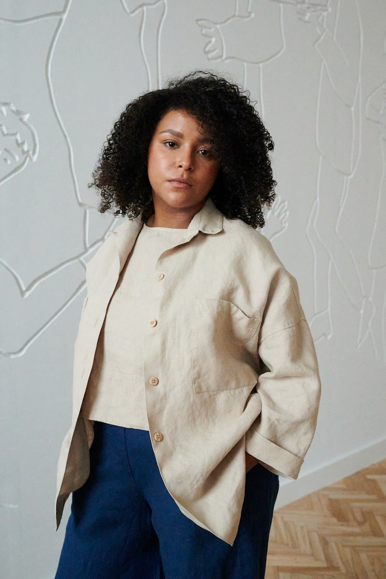 Naturfarbene, locker geschnittene Leinenjacke mit Kragen und Taschen