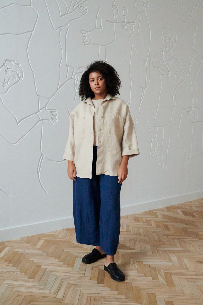 Naturfarbene, locker geschnittene Leinenjacke mit Kragen und Taschen