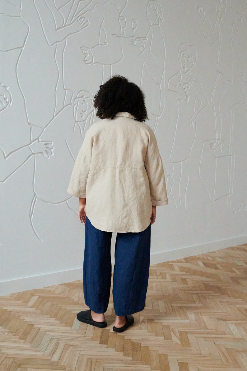 Naturfarbene, locker geschnittene Leinenjacke mit Kragen und Taschen