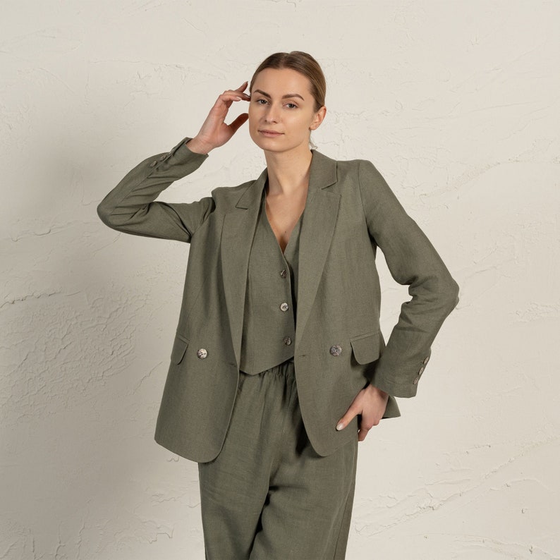 Olivgrüner Leinenblazer mit Revers und Knöpfen