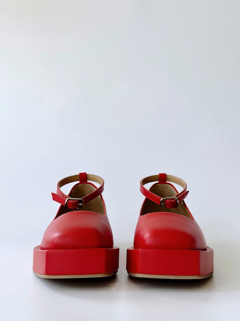 Rote Ballerinas aus Leder mit eckiger Kappe und Knöchelriemen