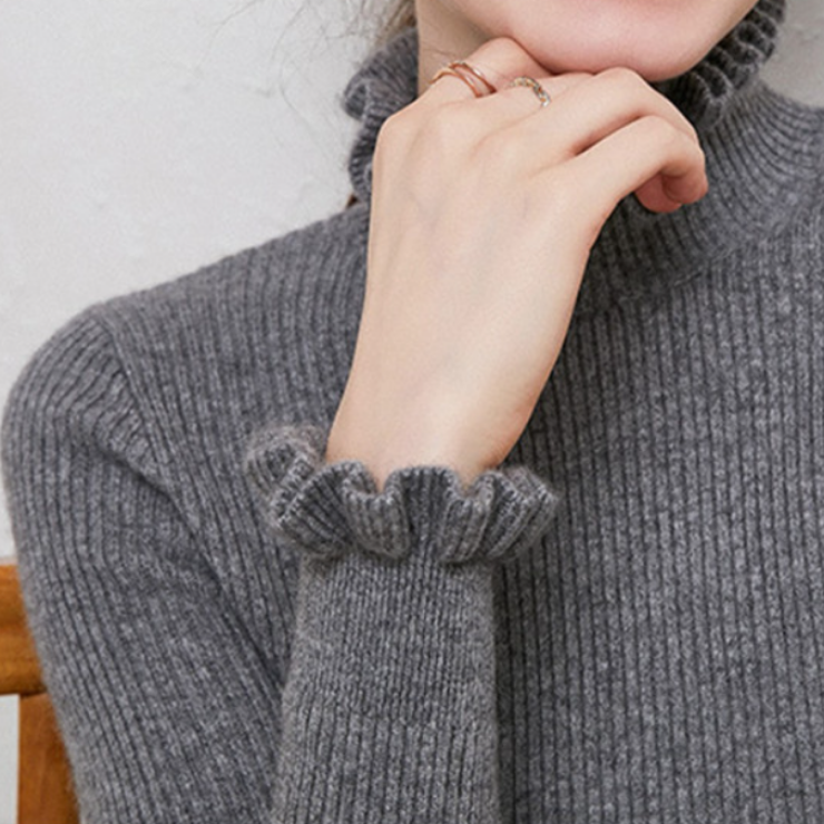 Sophia – Damen Strickpullover mit Rüschen Rollkragen