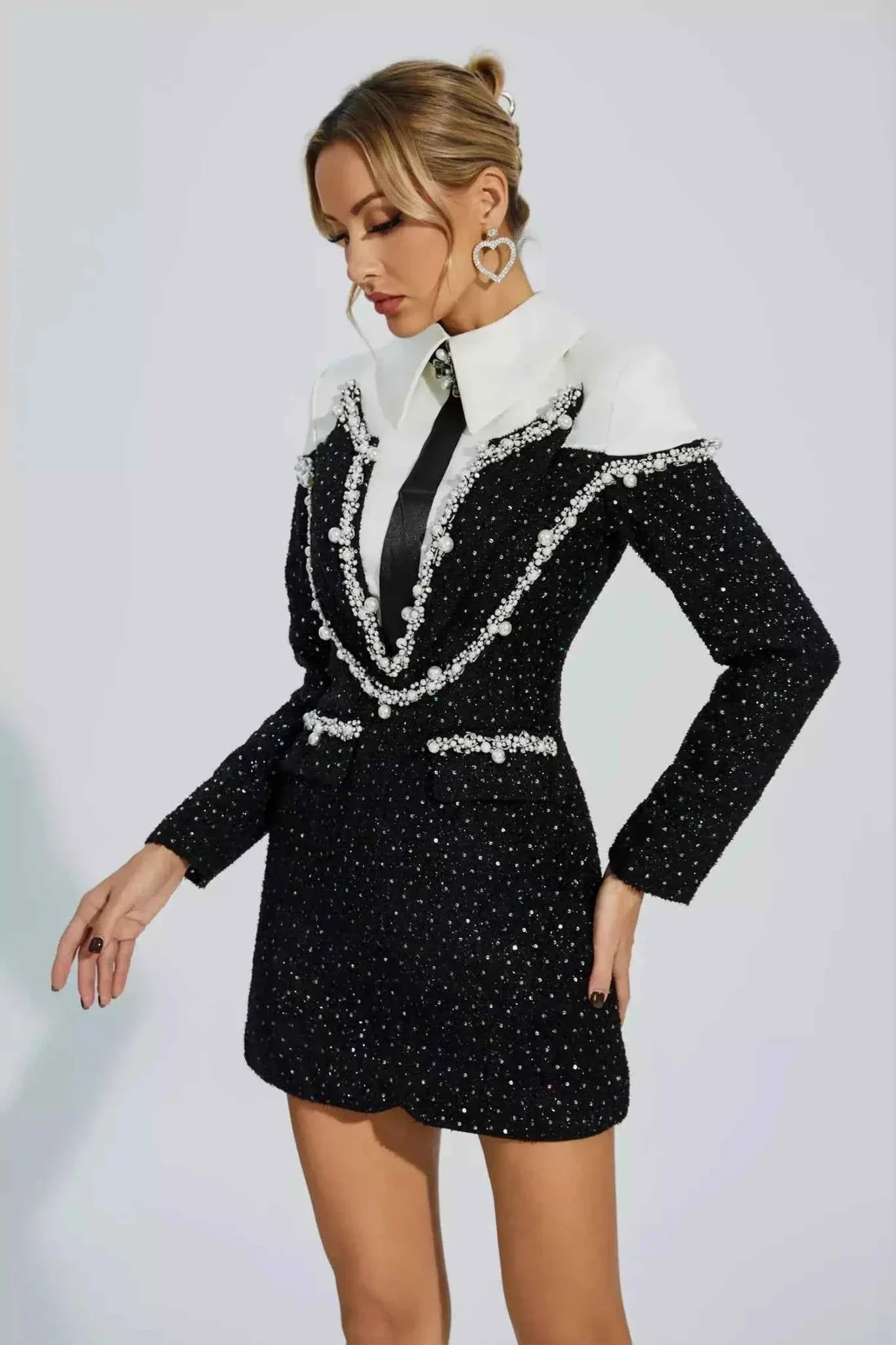 Vivienne – tailliertes Bouclé-Minikleid mit Perlenbesatz und Kragen im Blazerstil