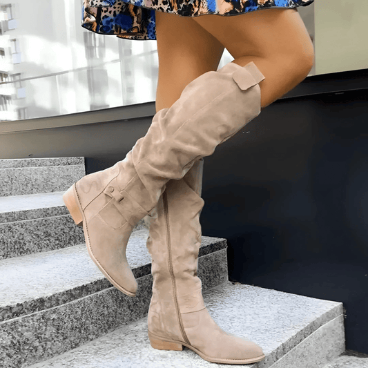 Karolina – Klassische Damen Stiefel mit weitem Schaft