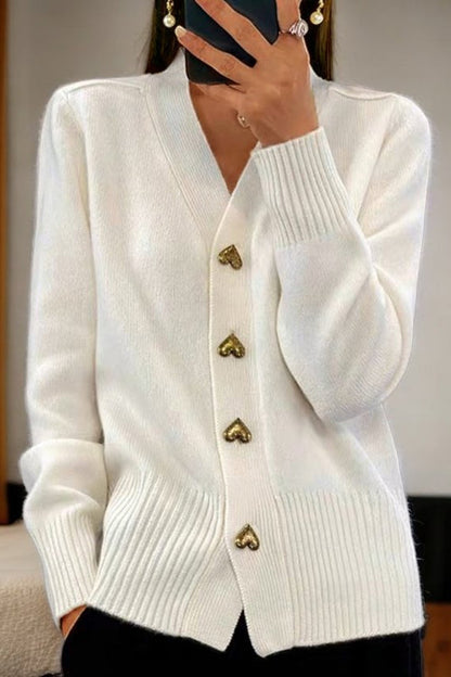 Lila – Feminine Strickjacke mit Herzknöpfen für Damen