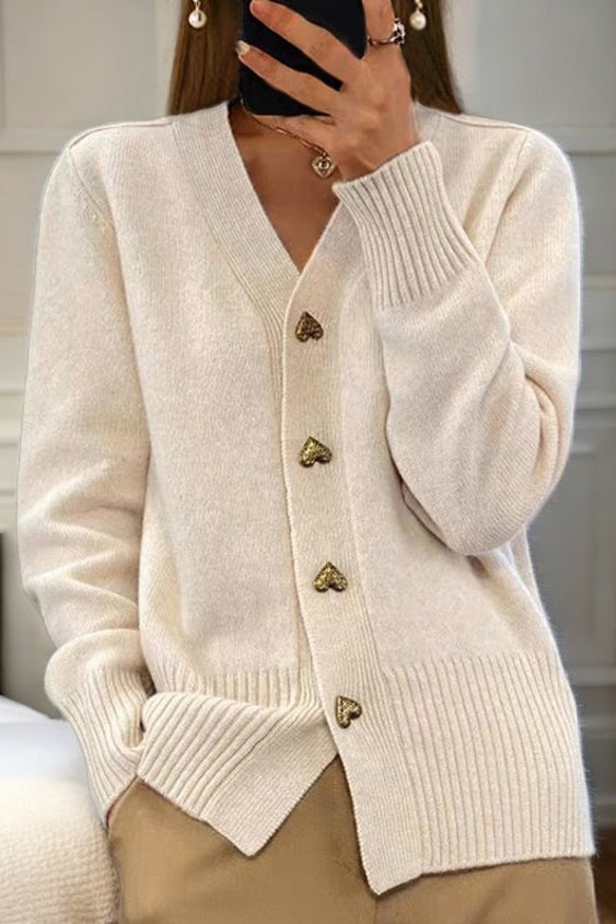 Lila – Feminine Strickjacke mit Herzknöpfen für Damen