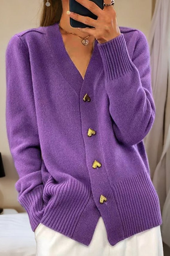 Lila – Feminine Strickjacke mit Herzknöpfen für Damen