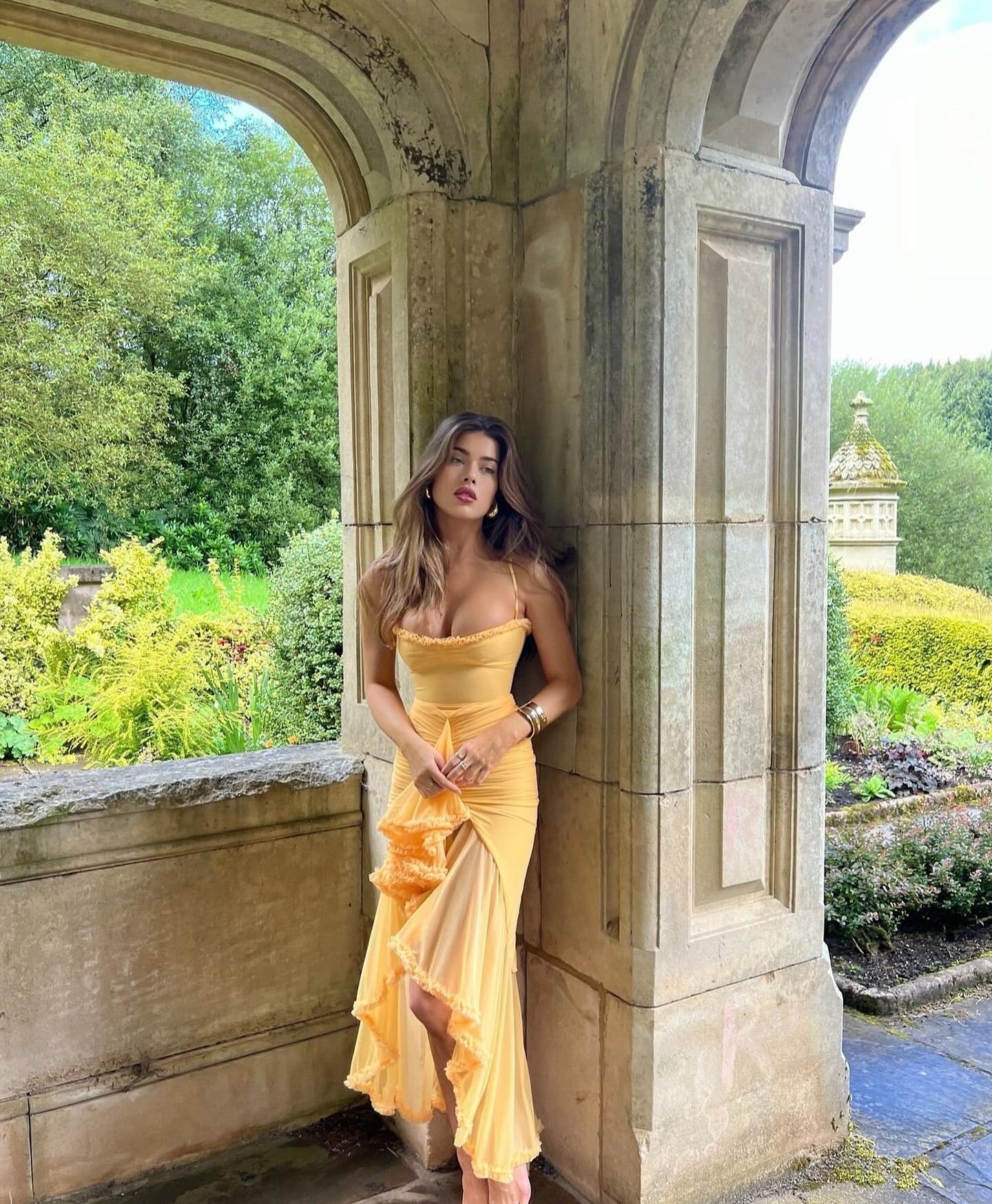 Camila - Langes Damenkleid mit Volants und Drapierung