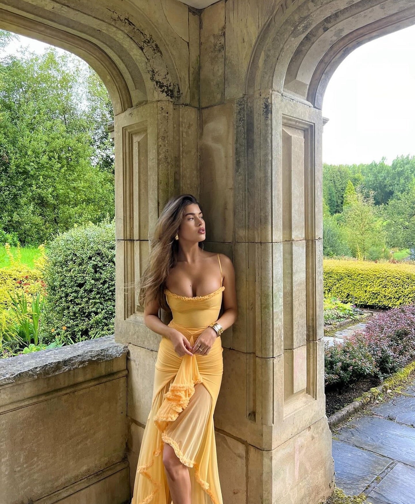 Camila - Langes Damenkleid mit Volants und Drapierung