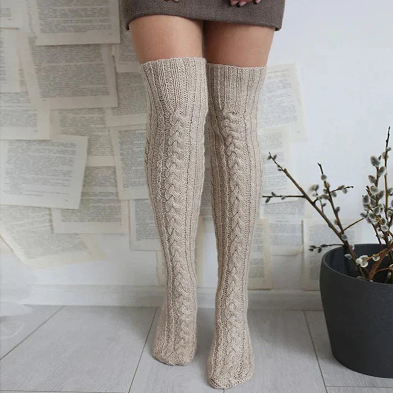 Clara – Strick-Overknee-Socken mit Zopfmuster für Damen