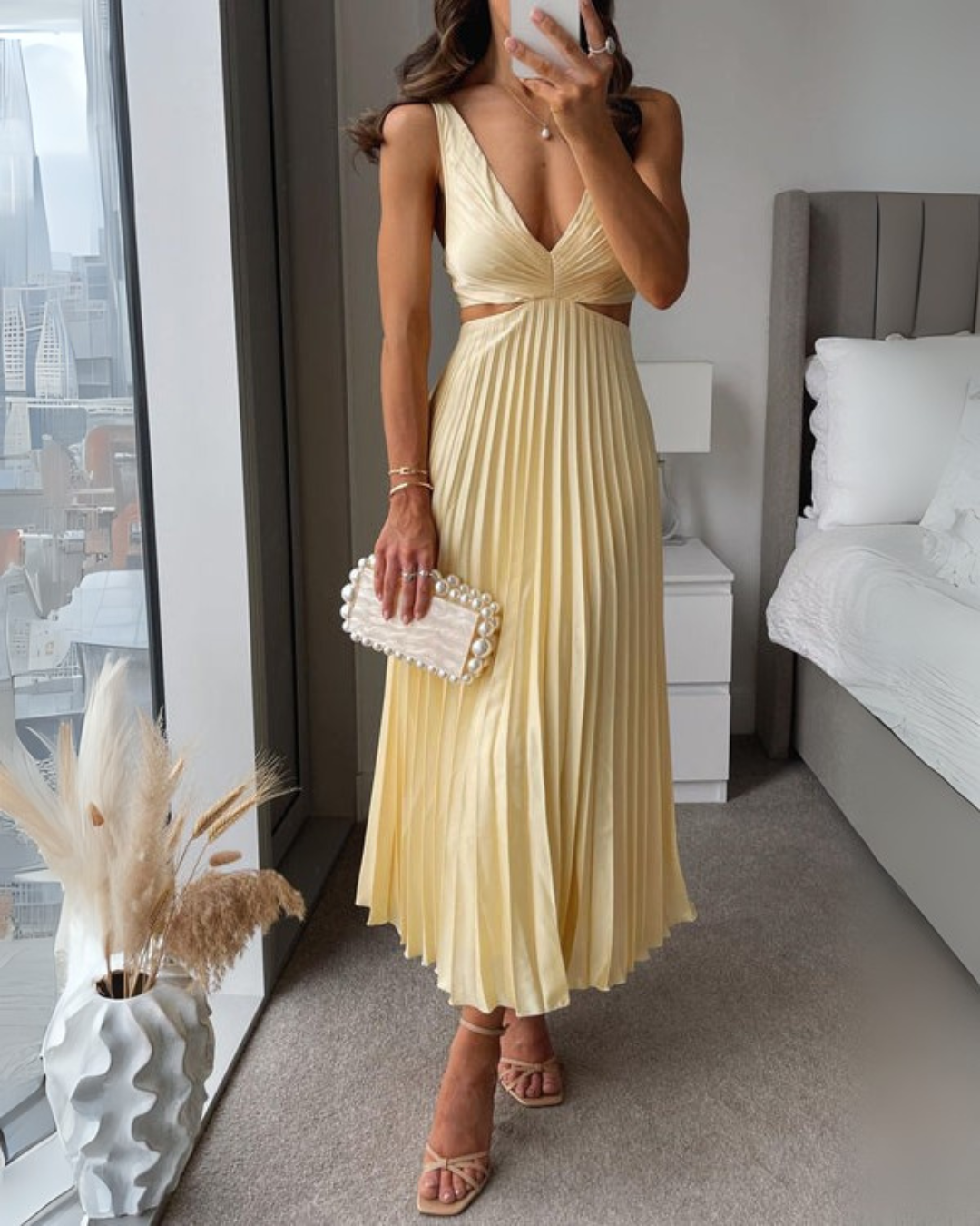 Amelia – Damen Plisseekleid mit Cut-Outs und V-Ausschnitt