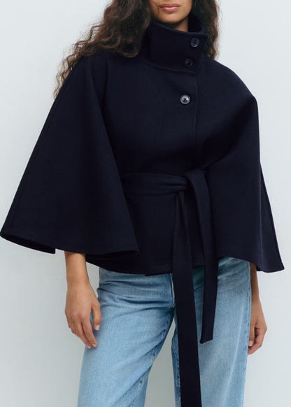 Clara - Cape-Mantel für Damen mit hohem Kragen und Bindegürtel