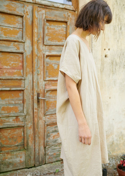 Beigefarbenes Leinenkleid mit V-Ausschnitt und weitem Schnitt