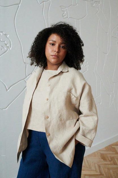 Naturfarbene, locker geschnittene Leinenjacke mit Kragen und Taschen