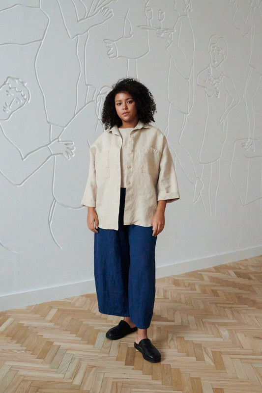 Naturfarbene, locker geschnittene Leinenjacke mit Kragen und Taschen