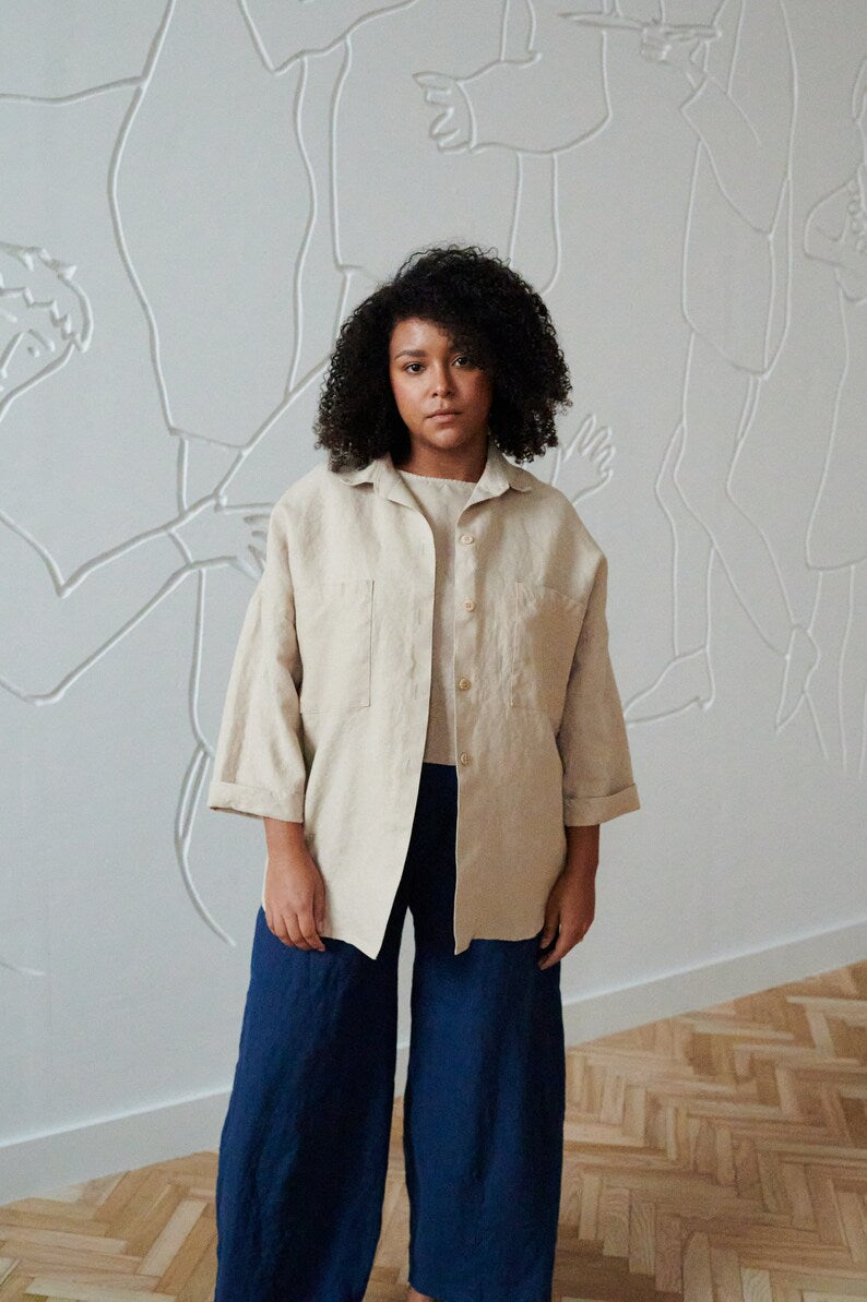 Naturfarbene, locker geschnittene Leinenjacke mit Kragen und Taschen