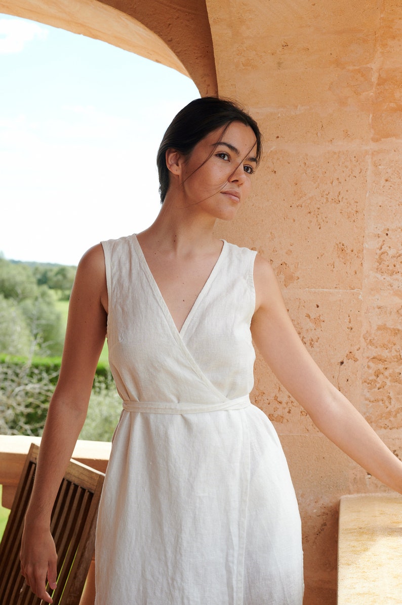 Ärmelloses Wickelkleid aus Leinen in Weiss