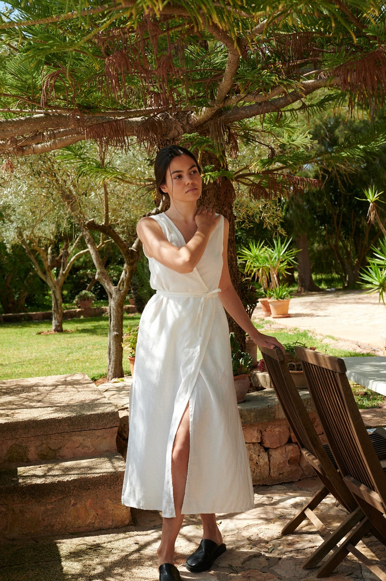 Ärmelloses Wickelkleid aus Leinen in Weiss