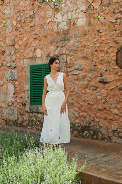 Ärmelloses Wickelkleid aus Leinen in Weiss
