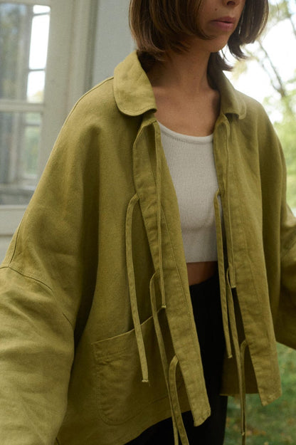 Kurz geschnittene Leinenjacke in Olivgrün