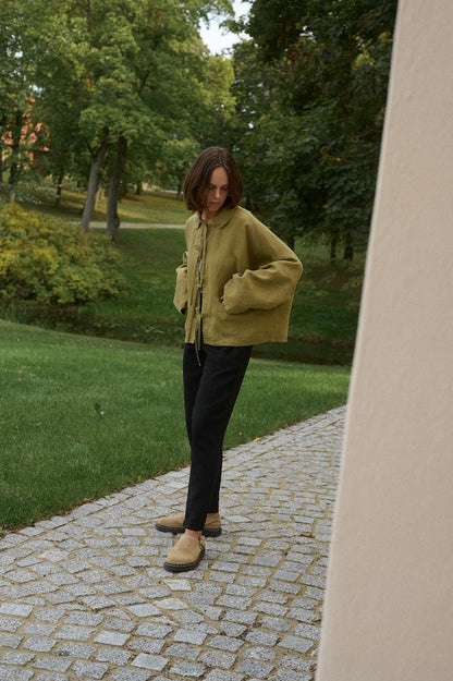 Kurz geschnittene Leinenjacke in Olivgrün