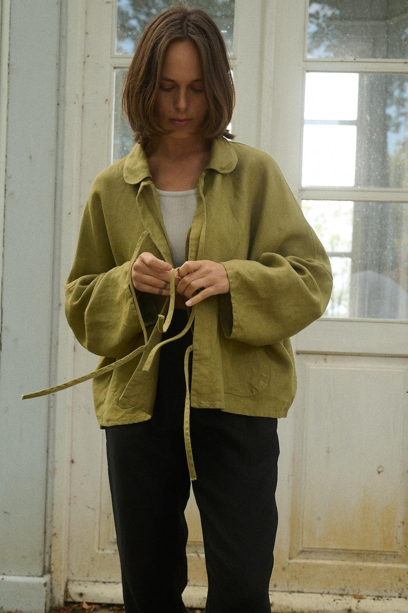 Kurz geschnittene Leinenjacke in Olivgrün