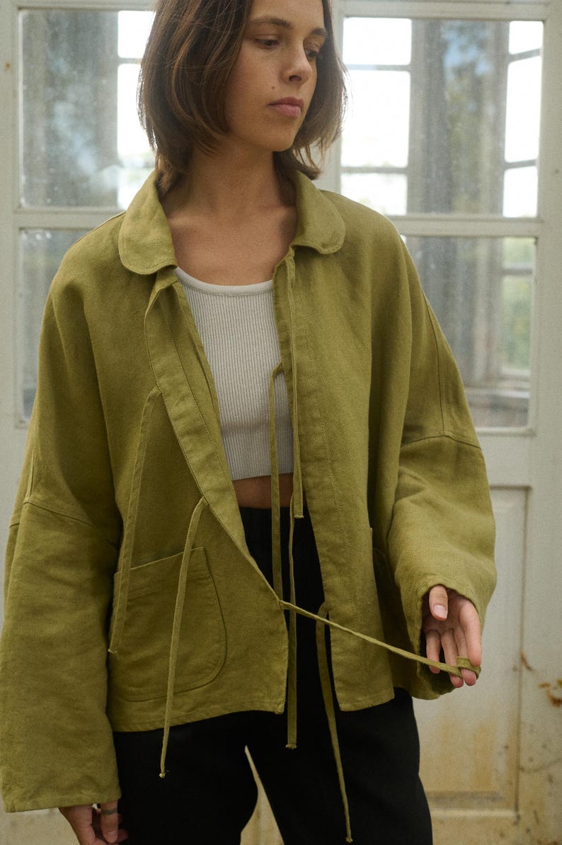Kurz geschnittene Leinenjacke in Olivgrün