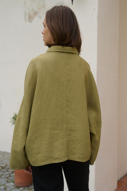 Kurz geschnittene Leinenjacke in Olivgrün