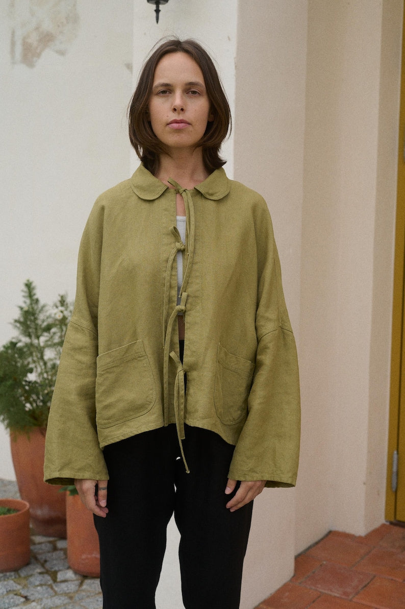 Kurz geschnittene Leinenjacke in Olivgrün
