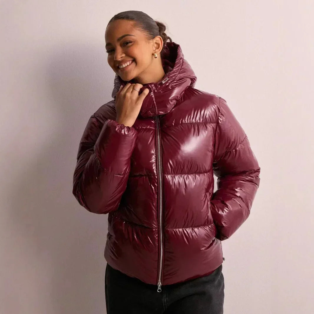 Lena – Glänzende Kurz-Pufferjacke mit Kapuze für Damen