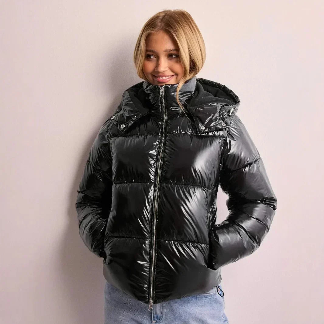 Lena – Glänzende Kurz-Pufferjacke mit Kapuze für Damen