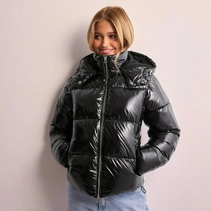 Lena – Glänzende Kurz-Pufferjacke mit Kapuze für Damen
