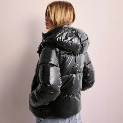 Lena – Glänzende Kurz-Pufferjacke mit Kapuze für Damen