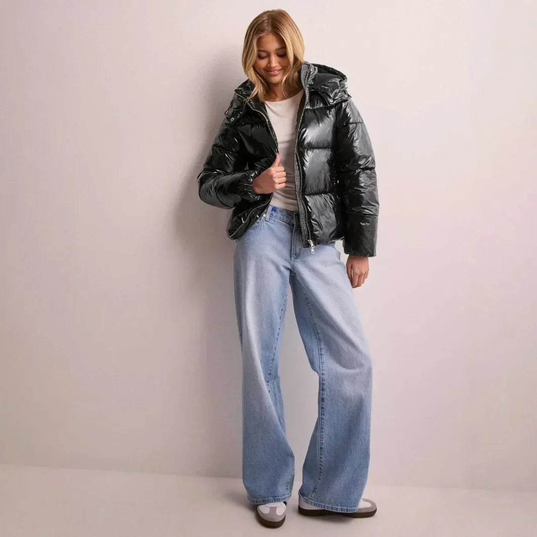 Lena – Glänzende Kurz-Pufferjacke mit Kapuze für Damen